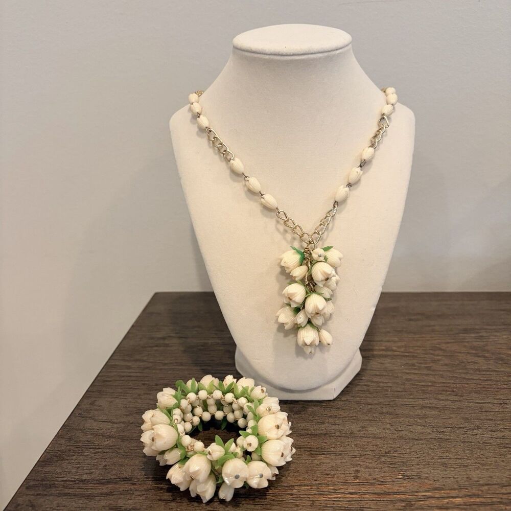 Vtg Hong Kong Gold Tone Off-White Plastic Flowers And Green Leaves Parure
